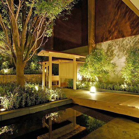 Hakone Tokinoshizuku Hotel Buitenkant foto A Japanese garden at night