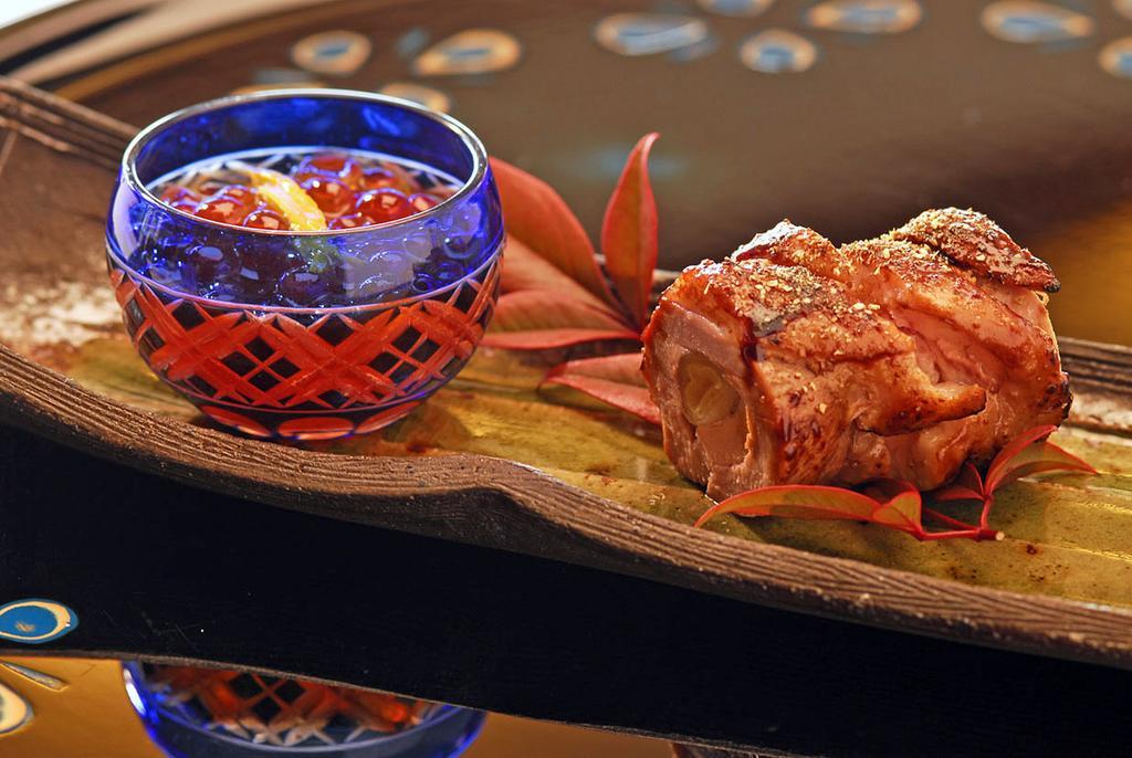 Hakone Tokinoshizuku Hotel Buitenkant foto A pineapple upside down cake
