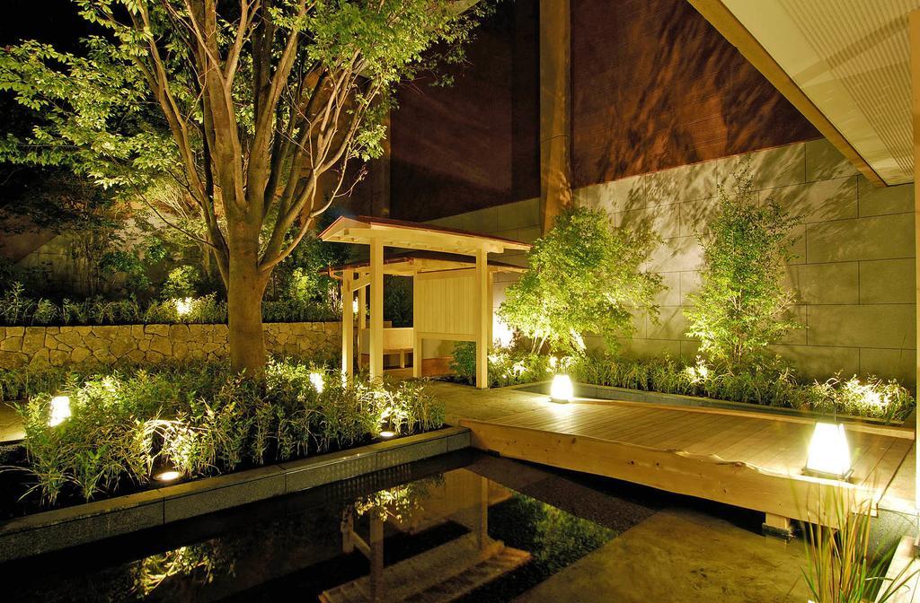 Hakone Tokinoshizuku Hotel Buitenkant foto A Japanese garden at night