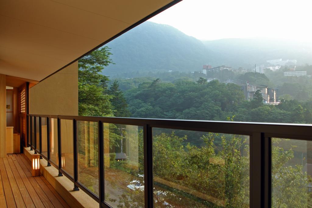 Hakone Tokinoshizuku Hotel Buitenkant foto A glass balustrade