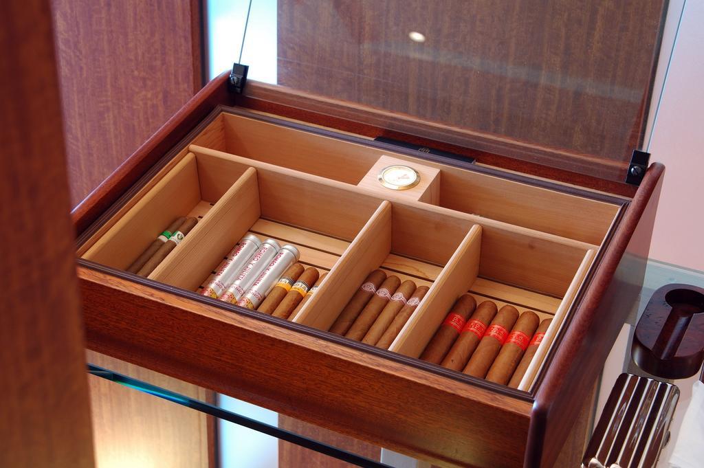 Hakone Tokinoshizuku Hotel Buitenkant foto A cigar humidor