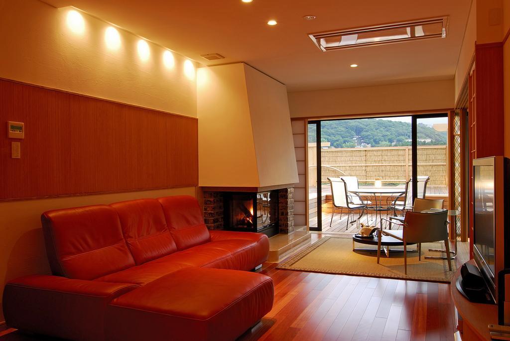 Hakone Tokinoshizuku Hotel Kamer foto A living room with a fireplace